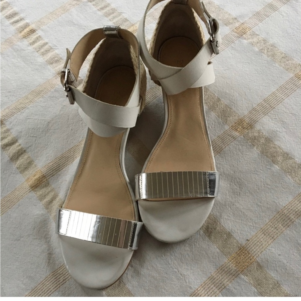 9 1/2 ENZO ANGIOLINI SILVER, WHITE, & JUTE SANDAL